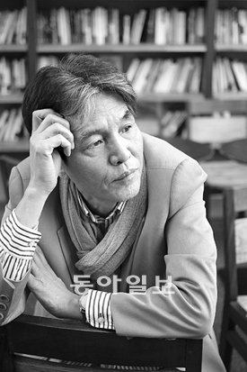 “그동안 최선이 아닌 차선의 삶을 살았습니다.” 소설가 박범신은 22일 “모든 것을 정리하고 가을께 고향인 논산으로 내려가 소설에만 전념하겠다”는 뜻을 밝혔다. 문예중앙 제공