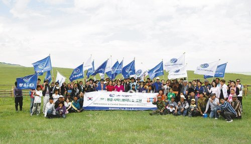 DGB 금융지주 직원들은 몽골 사막화 방지를 위해 현지에서 나무심기 행사를 펼쳤다. 금융지주 출범 후 글로벌기업으로 거듭나겠다는 의지를 담았다. 대구은행 제공