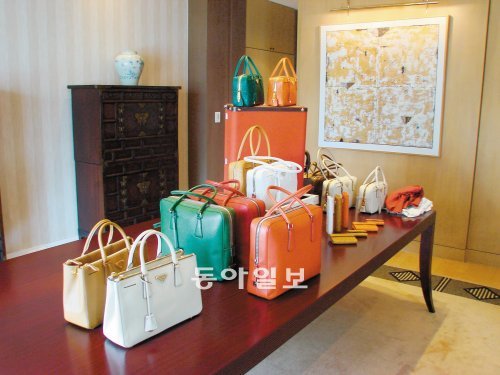 프라다의 전통적인 소재인 ‘사피아노 가죽’으로 만든 프라다 가방. 프라다는 2005년부터 사피아노 가죽을 이용해 고객들이 원하는 디자인의 가방을 만들어주는 특별한 서비스를 진행하고 있다. 프라다코리아 제공