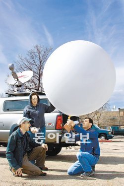 토네이도 헌터인 볼텍스2 과학자들이 레이윈존데를 부풀리고 있다. 이 장비를 폭풍 근처에 띄워 높은 고도의 온도와 습도, 기압을 측정할 수 있다.폴 마코스키 박사 제공