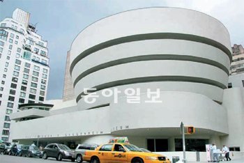 뉴욕 5번가에 자리한 구겐하임미술관. 서구에서 처음으로 학예연구실 내에 아시아 미술분과를 설립한 근·현대미술관으로 꼽힌다. 뉴욕=고미석 기자 mskoh119@donga.com