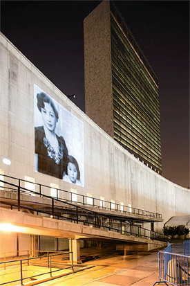 존 레넌 부인 오노 요코, 유엔본부에 기념전시  ‘비틀스’ 멤버였던 남편 존 레넌을 잃은 뒤 홀로 살아온 설치미술가 오노 요코 씨가 제작한 ‘우리 엄마는 아름다워’ 사진 영상이 23일 유엔본부 벽면에 상영되고 있다. 상영되는 영상은 오노 씨와 그의 어머니 이소코 여사가 1936년 함께 찍은 사진. 사진 출처 mymommyisbeautiful.com