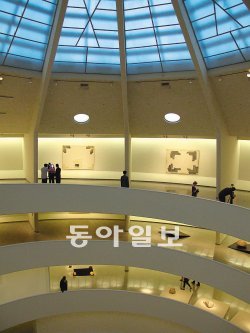 작가 이우환 씨의 40여 년에 걸친 작업을 선보인 구겐하임 전시장. 숱한 시행착오 끝에 비탈진 경사로, 바닥부터 천장까지 뻥 뚫린 공간, 둥근 곡면의 벽면 등 구겐하임의 특이한 공간이 미니멀한 작품과 완벽한 조화를 이루는 전시가 탄생했다. 뉴욕=고미석 기자 mskoh119@donga.com