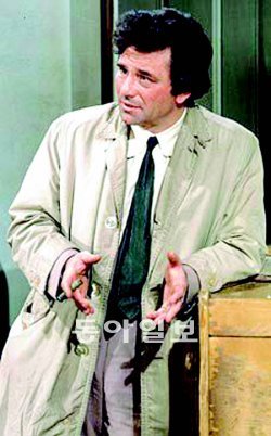 텁수룩한 머리에 허름한 트렌치코트는 피터 포크가 연기한 형사 콜롬보의 트레이드마크였다. ‘형사 콜롬보’는 1971년 미국 NBC가 방송한 이후 30년 넘게 26개국에서 큰 인기를 끌었다. 동아일보DB