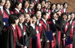 신임 검사 임관식에서 임명장을 받은 새내기 여성 검사들. 연합뉴스