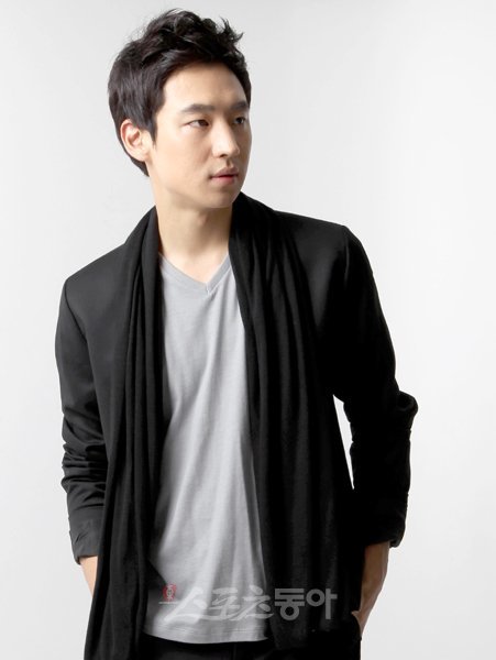 ‘파수꾼’으로 관객에게 깊은 인상을 남긴 이제훈이 ‘고지전’으로 전쟁 블록버스터에 도전했다. 대학 공부를 포기하고 연극 무대를 찾아 험난한 길을 걸었듯 이제훈은 짧은 영화 경력을 새롭게 쌓아가겠다는 각오를 드러냈다.