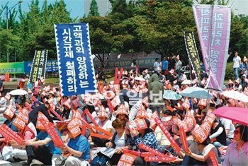 인천시학원연합회 회원들이 21일 남동구 구월동 인천시청 앞 광장에서 학원 교습시간 단축에 반대하는 집회를 열고 있다. 인천시학원연합회 제공