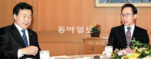 이명박 대통령(오른쪽)과 손학규 민주당 대표가 27일 청와대에서 우거지 해장국으로 조찬을 겸한 회담을 시작하고 있다. 이날 오전 7시 반부터 시작된 회담은 2시간 5분 동안 이어졌다. 청와대사진기자단