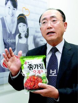 이상철 대상FNF 사장이 ‘종가집 맛김치’를 들고 포즈를 취했다. 최근 김치 유통기한을 늘리는 발효액을 개발한 이 사장은 한국의 대표식품인 김치를 세계에 널리 알리겠다고 밝혔다. 김경제 기자 kjk5873@donga.com