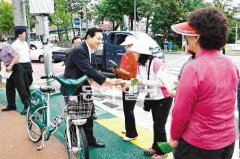 ‘자전거 전도사’인 박완수 경남 창원시장이 공영자전거인 누비자를 타고 출근하다 시민들과 인사를 나누고 있다. 박 시장은 누비자 보급 초기에는 매일 자전거로 출퇴근했으나 요즘은 가끔 이용한다. 창원시 제공