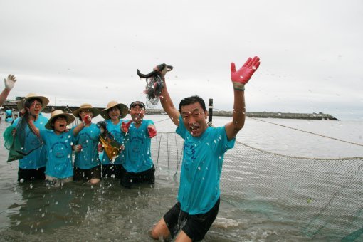 수협은행이 개최한 ‘사랑海썸머페스티발’ 참가자들이 바다체험을 하며 즐거워하고 있다.