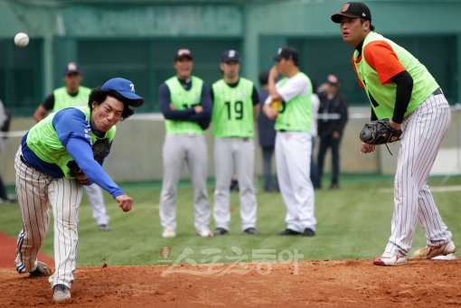 경남 창원시를 연고로 한 프로야구 제9구단인 ‘엔씨소프트 다이노스’의 1차 트라이아웃(사전 테스트)이 28일 마산야구장에서 열렸다. 투수조 권보현 선수가 역투하다 모자가 벗겨지고 있다. 창원 | 임진환 기자 photolim@donga.com 트위터 @binyfafa