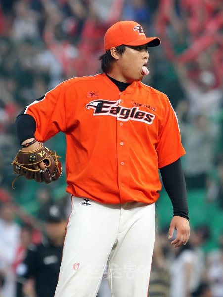 2011 프로야구 SK와이번스 대 한화이글스 경기가 28일 인천 문학야구장에서 열렸다. 4회말 2사 1루 SK 최정에게 좌월 솔로 홈런을 허용한 한화 류현진이 혀를 내밀고 있다. 문학 | 김종원기자 won@donga.com 트위터 @beanjjun