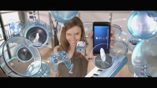 3D 영화 ‘트랜스포머3’의 개봉에 맞춰 IT업계가 3D를 활용한 입체 마케팅에 나서고 있다. SK텔레콤 3D 극장광고의 한 장면.