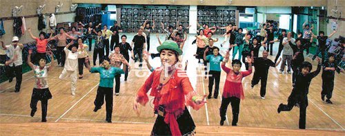 27일 경기 광주시 탄벌동 광주시노인복지회관에서 차밍댄스반 회원들이 춤을 배우고 있다. 무대 위에서 춤을 가르치는 강사가 올해 73세인 김숙자 할머니다. 광주=이성호 기자 starsky@donga.com