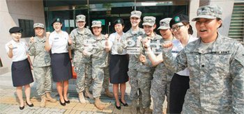 한미 양국의 여성 학군장교(ROTC) 후보생 11명이 28일 서울 성북구 안암동 고려대 ROTC 사무실 앞에서 파이팅을 외치고 있다. 원대연 기자 yeon72@donga.com