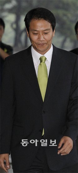 임종석 전 민주당 의원이 29일 검찰 조사를 받기 위해 서울 서초구 서초동 서울중앙지검에 출두하고 있다. 임 전 의원은 2005년부터 3년 동안 보좌관을 통해 신삼길 삼화저축은행 명예회장으로부터 억대의 금품을 받은 혐의를 받고 있다. 김재명 기자 base@donga.com