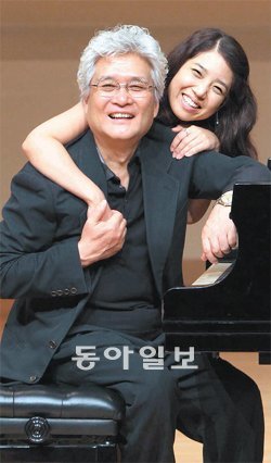 “결혼을 허락해 달라”며 아버지에게 떼를 쓰는 내용의 아리아 ‘사랑하는 아버지여’를 아버지 김관동 연세대 교수의 피아노 반주에 맞춰 부른 딸 지현 씨는 노래가 끝나자 아버지를 껴안고 환하게 웃었다. 이종승 기자 urisesang@donga.com