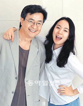 사춘기 청소년들을 그린 뮤지컬 ‘스프링 어웨이크닝’에 출연 중인 송영창 송상은 부녀. 딸은 “아버지가 정말 잘해 주셔서 사춘기 방황 없이 자랐다”고 했고 아버지는 공부도 잘하고 놀기도 잘하는 외동딸 자랑에 연방 함박웃음을 지었다. 김미옥 기자 salt@donga.com