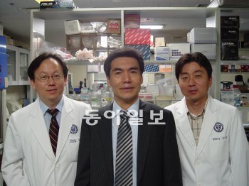 연세대 의대 강훈철 교수, 김동욱 교수, 장지호 박사(왼쪽부터). 연세대 제공