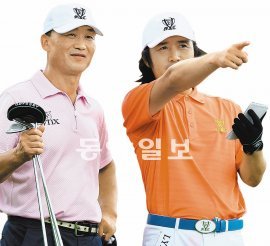 최호성(오른쪽)과 장인 황용훈 씨. KGT 제공