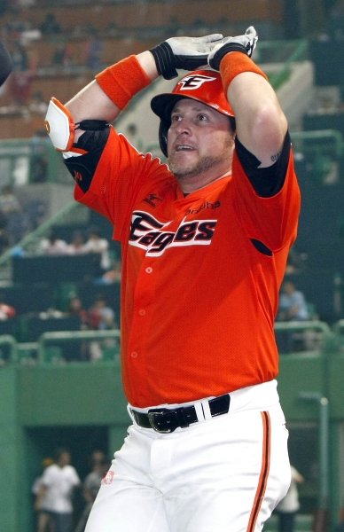 2011 프로야구 SK와이번스 대 한화이글스 경기가 30일 인천 문학야구장에서 열렸다. 7회초 1사 1,2루 한화 가르시아가 우중월 스리런 홈런을 날리고 홈인해 하이파이브 하고 있다. 문학 | 김종원기자 won@donga.com 트위터 @beanjjun