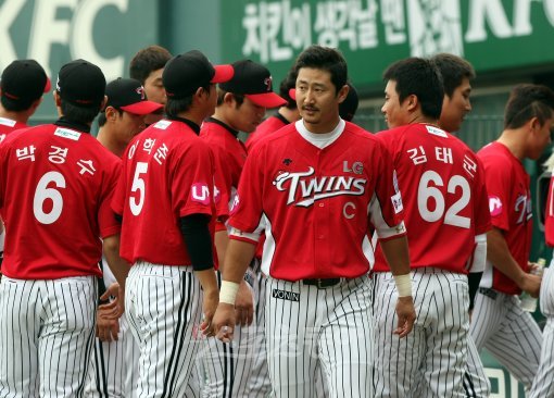 1일 저녁 서울 잠실야구장에서 열린 LG와 두산의 프로야구 경기에서 썸머 크리스마스데이 새 유니폼을 입은 LG 선수단이 경기를 준비하고 있다.  잠실｜박화용 기자 (트위터 @seven7sola) inphoto@donga.com