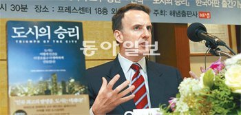 ‘도시의 승리’ 저자인 에드워드 글레이저 하버드대 경제학과 교수가 한국어판 출간을 기념해 내한했다. 지난달 27일 오후 기자들과 만난 자리에서 그는 “서울의 인적 자원은 매우 훌륭하다”고 강조했다. 홍진환 기자 jeaa@donga.com