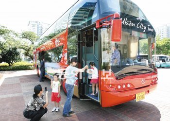 울산 시티투어용 2층 관광버스. 최근 시티투어 대행사의 이 차량에 대한 책임보험료 미납과 주정차 위반 등으로 가압류되기도 했다. 울산시 제공