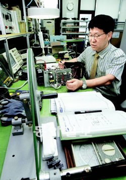 연간 매출 50억 원이 넘는 알짜배기로 회사를 키워냈지만, 은종목 사장의 공부는 여전히 진행 중이다. 서울 금천구 독산동 ‘파워웰’ 본사에서 연구개발 작업을 하고 있는 은 사장의 모습. 김재명 기자 base@donga.com