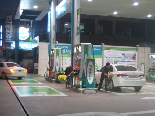 고유가 시대 셀프주유소를 찾는 운전자들이 부쩍 늘고 있지만 셀프주유소 찾기가 여간 쉬운일이 아니다.