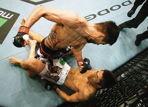 동현(아래)이 미국의 카를로스 콘디트의 기습적인 니킥에 턱을 맞고 쓰러진 뒤 난타를 당하고 있다. 김동현은 1라운드 2분 58초 만에 TKO패 했다. UFC 홈페이지