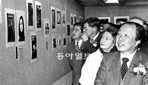 3일 별세한 김상기 전 동아일보 회장(오른쪽)이 1982년 3월 25일 서울 종로구 세종문화 회관에서 개막한 동아국제사진살롱 전시회에서 작품을 둘러보고 있다. 동아일보DB