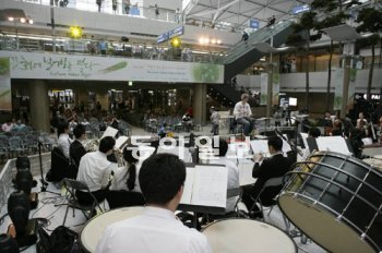 지난달 30일 인천국제공항 1층 밀레니엄홀에서 코리안 팝스 오케스트라가 음악을 연주하고 있다. 내년 6월까지 인천공항에서는 매일 문화행사가 열린다. 인천국제공항공사 제공