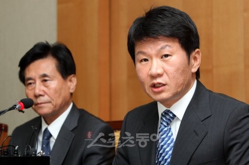 정몽규 한국프로축구연맹 총재(오른쪽)가 기자회견을 갖고 있다. 스포츠동아DB