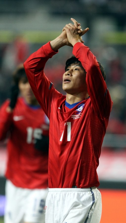 일본 J리그에서 활약하며 축구국가대표팀에 재승선한 이근호는 아픔을 씻고 부활하고 있다. 3월 온두라스와의 A매치에서 골을 넣은 뒤 세리머니를 펼치는 이근호.박화용 기자 inphoto@donga.com 트위터 @seven7sola