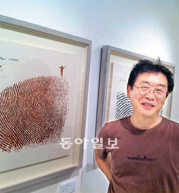 자신의 지문을 확대해 논밭의 이랑처럼 표현한 작품 앞에 선 이철수 씨. 고미석 기자 mskoh119@donga.com