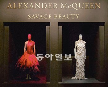 영국의 천재적 디자이너 알렉산더 매퀸의 작품세계를 조명한 ‘Savage Beauty’ 전의 입구. 메트로폴리탄박물관 제공