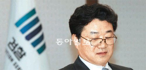 김준규 검찰총장이 4일 오후 서울 서초구 서초동 대검찰청 회의실에서 심각한 표정으로 사퇴 의사를 밝히고 있다. 김 총장은 이 자리에서 수사권 조정 합의를 깨뜨린 경찰 정부 국회 등에 불만을 표시했다. 홍진환 기자 jean@donga.com