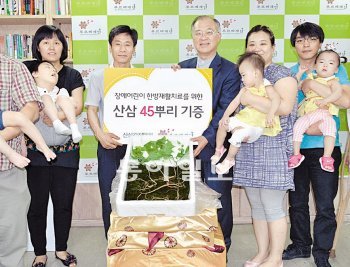 ‘산타 심마니’ 박형중 씨(왼쪽에서 두 번째)가 5일 오전 서울 종로구 신교동 푸르메재단 어린이한방재활센터에서 중증 장애를 겪고 있는 어린이들에게 산삼을 기증한 뒤 포즈를 취했다. 푸르메재단 제공