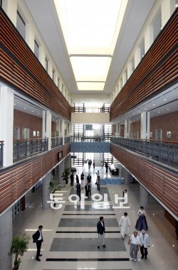 9900㎡(약 3000평) 규모로 새롭게 단장한 장서각에선 다음 달 31일까지 개관 기념 전시회 ‘조선의 국왕과 선비’가 열린다.