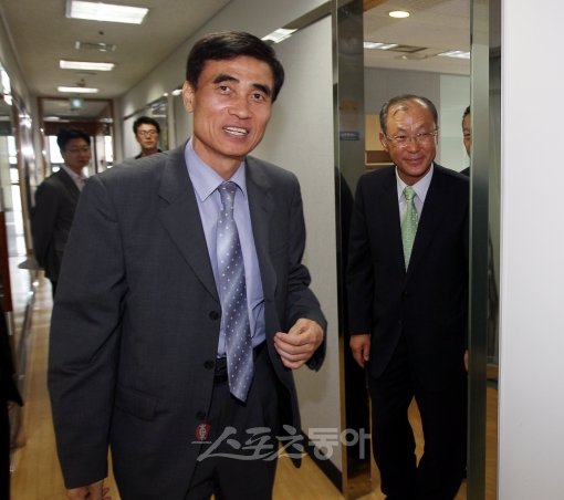 프로축구연맹 안기헌 사무총장이 5일 신문로 축구회관에서 열린 정몽규 총재와 신임 이사들의 상견례 자리에 참석하기 위해 총재실로 들어서고 있다. 박화용 기자 (트위터@seven7sola) inphoto@donga.com