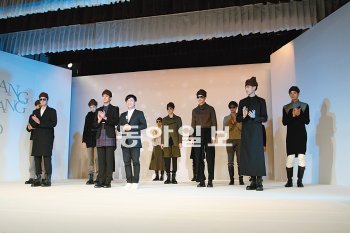 국제개발파트너십이 5일 오후 서울 영등포구 여의도동 국회 의원회관 대회의실에서 개최한 ‘아프리카 아동 돕기 자선패션쇼’가 끝난 뒤 디자이너 장광효 씨(왼쪽에서 다섯 번째)와 모델들이 나와 인사를 하고 있다. 국제개발파트너십 제공