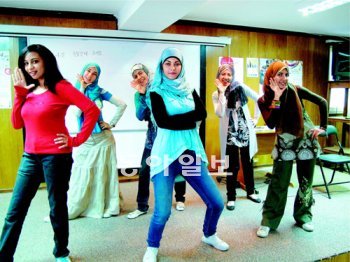 이집트 카이로 주재 한국대사관 내 한국문화원에서 ‘브라운아이드걸스’의 ‘아브라카다브라’에 맞춰 춤 연습을 하고 있는 이집트 여대생들. 문화원에서 한국어 공부를 하는 이들은 28일 열리는 한국노래자랑대회에 나가 ‘케이팝(K-pop)’ 노래와 안무를 선보일 계획이다.