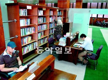 지난해 중동지역 최초로 이집트 수도 카이로에 있는 국립도서관 5층에 문을 연 한국자료실 ‘윈도 온 코리아’를 찾은 이집트인들이 한국 책을 찾아 읽고 있다.