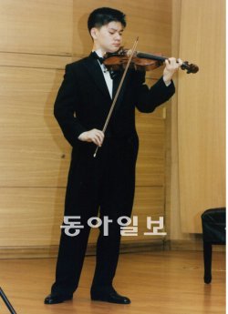1998년 열세 살의 나이로 금호영재콘서트 무대에 설 당시의 바이올리니스트 권혁주 씨(26). 금호아시아나문화재단 제공