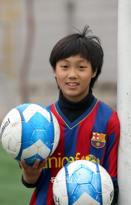 한국축구 유망주 백승호가 스페인 바르셀로나 유소년 팀과 5년 계약을 체결, 세계최고의 선수로 성장할 수 있는 발판을 마련했다. 스포츠동아DB