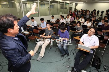 6일 오후 서울 광진구 구의동 테크노마트에서 테크노마트 상가 입주자 대표 김정철 씨가 취재진에게 당국의 대응방식에 대해 유감의 뜻을 밝히고 있다. 서울시와 광진구 등은
“7일 오전 9시부터 영업을 개시하겠다”고 발표했다. 양회성 기자 yohan@donga.com
