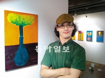 쌍리갤러리 전시장에서 자신의 작품 앞에 선 전병석 작가. 지명훈 기자 mhjee@donga.com