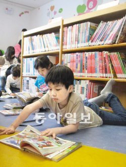 평일 무료 개방 중인 한국만화박물관 2층 열람실은 국내 최대 규모의 만화도서와 자료를 소장하고 있다. 한국만화박물관 제공